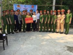 Hội phụ nữ khối Cảnh sát trao quà cho phụ nữ huyện Triệu Phong