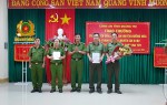 Đại diện Công an tỉnh thưởng nóng Công an huyện Hướng Hóa