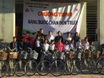 Tặng xe đạp cho các em học sinh