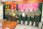 Đại tá Nguyễn Đức Cảm-Phó Bí thư Đảng ủy-Phó Giám đốc Công an tỉnh trao quyết định thành lập Đảng bộ cơ sở