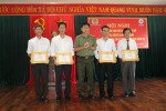 Đại tá Nguyễn Văn Kỷ-Phó Giám đốc Công an tỉnh khen thưởng các cá nhân có thành tích xuất sắc trong hai năm thực hiện quy chế phối hợp