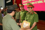 Đại tá Trần Đức Việt – GĐ CA tỉnh trao thưởng cho các điển hình trong học tập và làm theo Bác