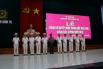 Đại tá Trần Đức Việt - Giám đốc Công an tỉnh trao quyết định thăng cấp bậc hàm cho các đồng chí đến niên hạn