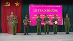 Đại tá Trần Xuân Vĩnh-PGĐ Công an tỉnh trao thưởng cho Công an huyện Vĩnh Linh