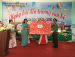Đồng chí Đại tá Nguyễn Văn Thanh-UVBTVTU-Giám đốc Công an tỉnh tặng quà chúc mừng nhà trường