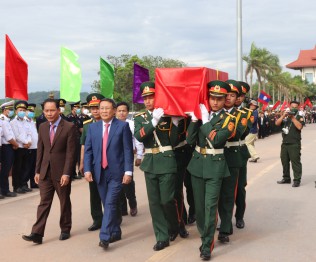 Đón nhận hài cốt liệt sĩ quân tình nguyện và chuyên gia Việt Nam hy sinh tại Lào về nước