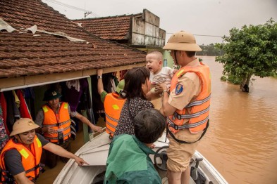 Lực lượng Công an Quảng Trị giúp dân trong mùa mưa lũ