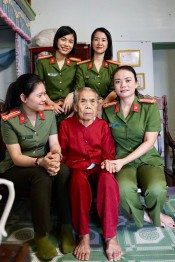 Thúy  Trung tá Bùi Thị Mỹ Hằng (bên phải) cùng chị em phụ nữ thăm Mẹ VNAH