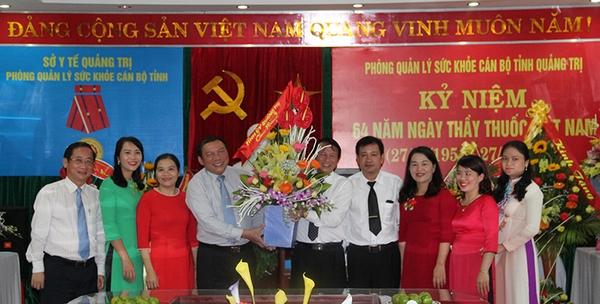 Bí thư Tỉnh ủy Nguyễn Văn Hùng và Trưởng Ban Tuyên giáo Tỉnh ủy Hồ Đại Nam tặng hoa và chúc mừng lãnh đạo, đội ngũ y, bác sĩ, nhân viên Phòng Quản lý sức khỏe cán bộ tỉnh.
