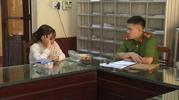 Cán bộ Phòng Cảnh sát hình sự Công an tỉnh Thái Nguyên ghi lời khai của Trần Thị Huyền Trang để làm rõ hành vi đưa tin sai sự thật trên mạng xã hội.