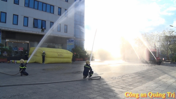 Thực tập phương án chữa cháy và cứu hộ cứu nạn tại trụ sở Viettel