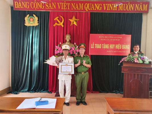 Đồng chí Đại tá Lê Phương Nam trao tặng huy hiệu 30 năm tuổi Đảng cho đồng chí Lê Văn Tiền