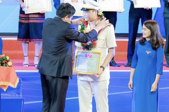 Thuy Thượng úy Lê Minh Do nhận chứng nhận Gương mặt trẻ tiêu biểu tỉnh Quảng Trị