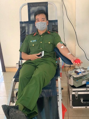 Thuy Trung úy Lê Văn Hòa tham gia hiến máu nhân đạo (Copy)