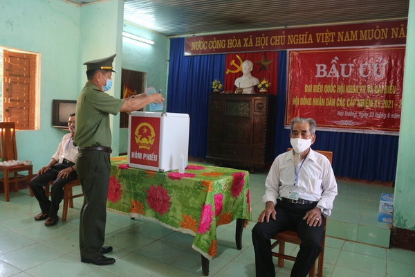Đại tá Nguyễn Văn Thanh - Giám đốc Công an tỉnh bỏ phiếu tại điểm bầu cử
