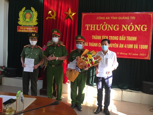 Đại tá Trần Xuân Vĩnh _Phó Giám đốc Công an tỉnh trao thưởng cho đơn vị Công an thành phố Đông Hà