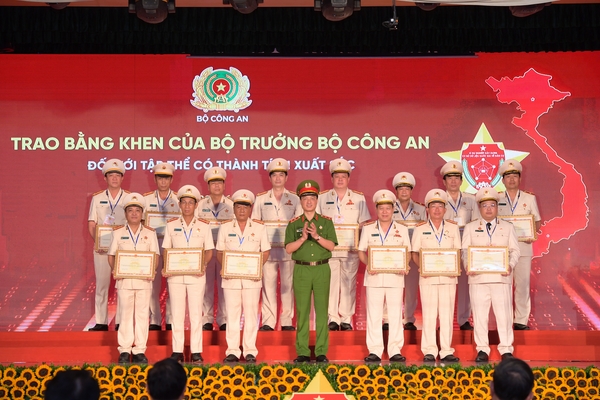 Trung tướng Nguyễn Duy Ngọc - Thứ trưởng BCA trao bằng khen của Bộ trưởng Bộ Công an cho các tập thể có thành tích xuất sắc tại hội nghị tổng kết dự án CSDLQGVDC và dự án Sản xuất, cấp và quản lý CCCD