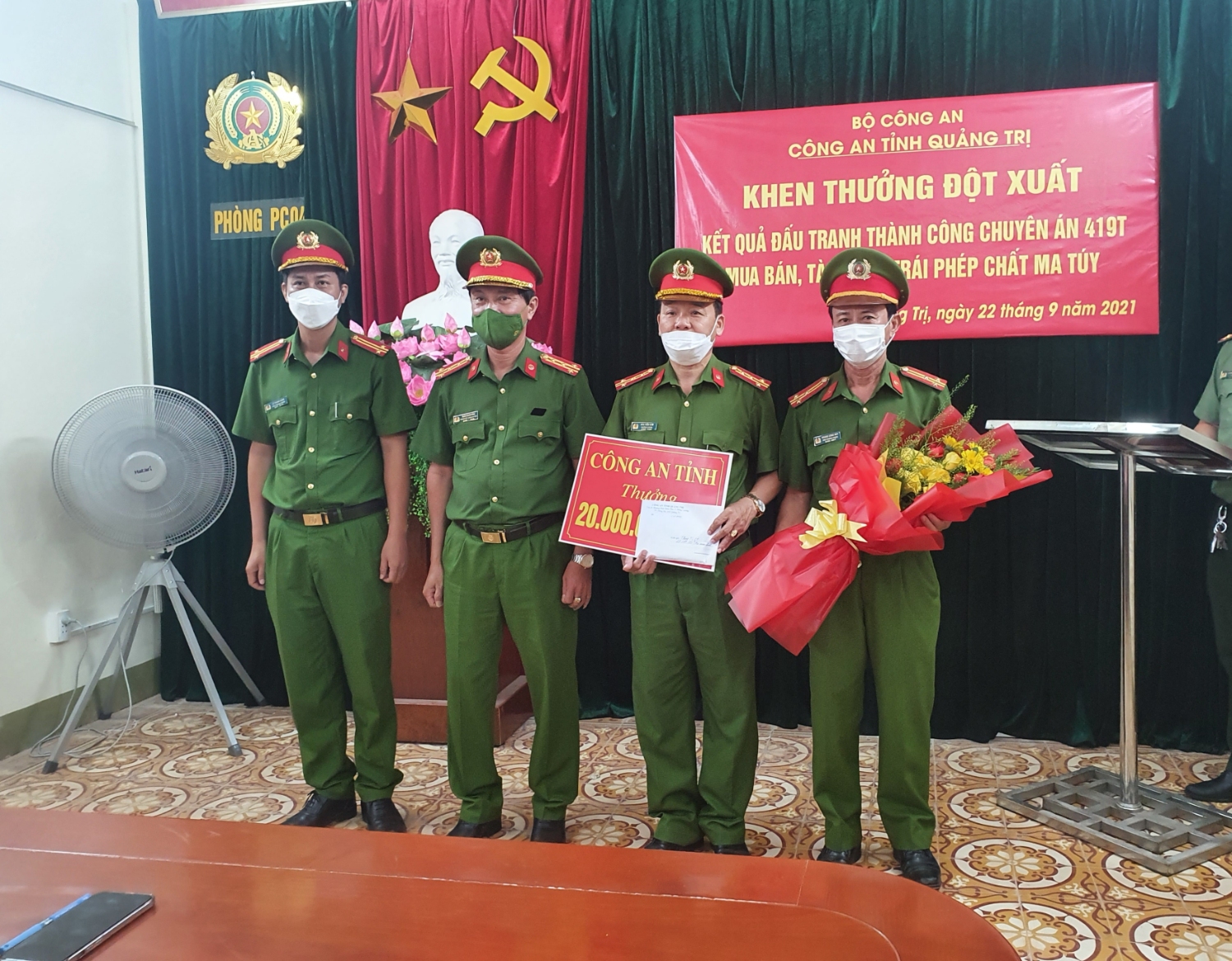 Đại tá Trần Xuân Vĩnh PGĐ Công an tỉnh trao thưởng ban chỉ huy phòng Ma túy