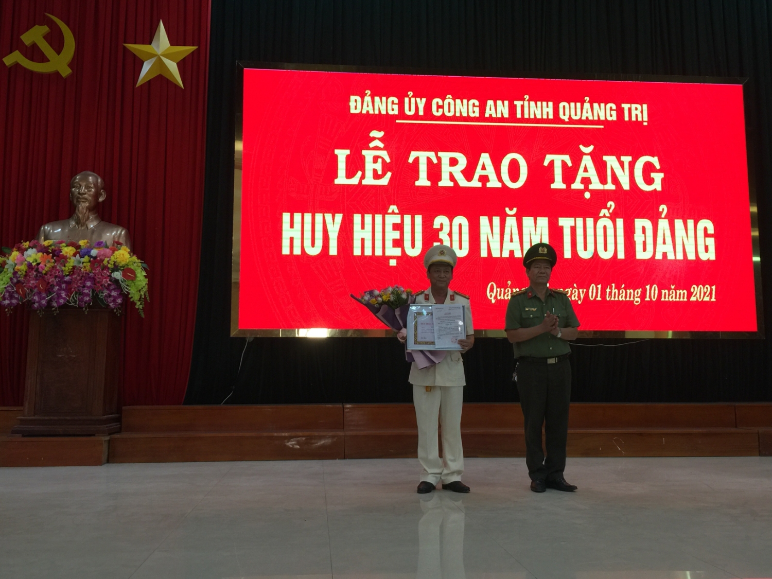 Trao tặng huy hiệu 30 năm tuổi Đảng cho đồng chí Đại tá Lê Hữu Hậu