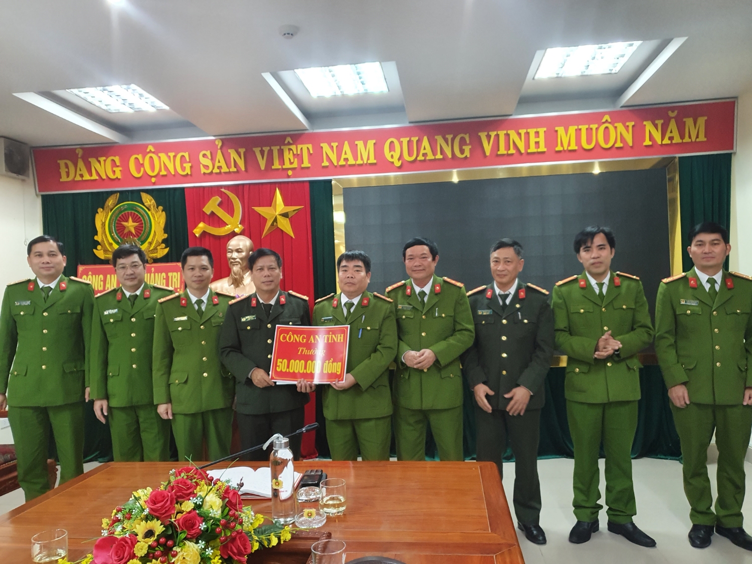 Đại tá Nguyễn Văn Thanh, Giám đốc Công an tỉnh trao thưởng cho Ban chuyên án