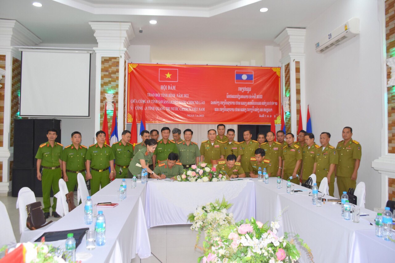 Đại diện lãnh đạo Công an tỉnh Quảng Trị và Công an tỉnh Savannakhet ký kết biên bản ghi nhớ hợp tác giai đoạn 2022-2023