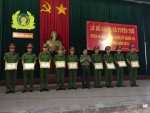Lãnh đạo Công an tỉnh khen thưởng các chiến sĩ có thành tích học tập tốt