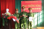Đại tá Trần Xuân Vĩnh - Phó Giám đốc Công an tỉnh thưởng nóng cho Ban chuyên án 181H