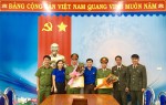 Hai đồng chí Nguyễn Văn Đức và Võ Quang Trực nhận Bằng khen của Tỉnh đoàn Quảng Trị