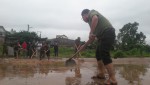Cán bộ chiến sĩ Công an huyện Hướng Hóa giúp dân khắc phục hậu quả do mưa lũ gây ra