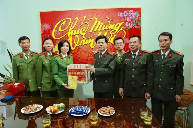 Đại tá Nguyễn Đức Hải, Giám đốc Công an tỉnh chúc tết Công an xã Cam Hiếu