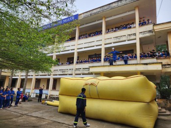 Tổ chức Chương trình tuyên truyền, trải nghiệm, thực hành chữa cháy và cứu nạn, cứu hộ tại trường THPT Chế Lan Viên
