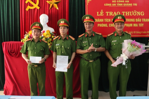 Đại tá Trần Xuân Vĩnh - Phó Giám đốc Công an tỉnh thưởng nóng cho phòng Cảnh sát điều tra tội phạm về ma túy