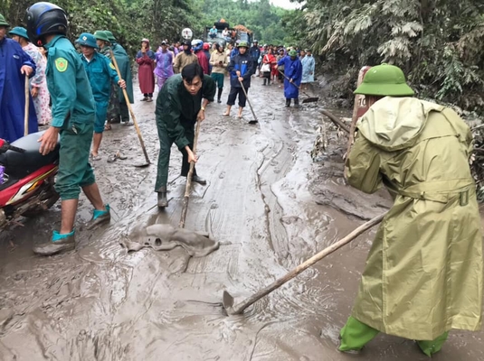 Công an huyện Hướng Hóa làm vệ sinh các tuyến đường bị ngập