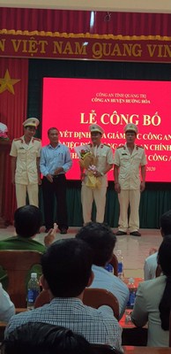 Thượng úy Trương Văn Thắng (đứng ngoài cùng bên trái) tại lễ công bố quyết định về Công an xã