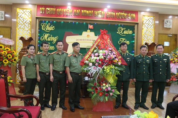 Thăm và tặng hoa lực lượng Bộ đội Biên phòng tỉnh Quảng Trị