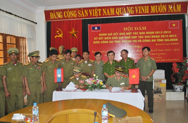 Ky ket bien ban ghi nho hop tac giua CA tinh Quang Tri (Viet Nam) CA tinh Salavan (CHDCND Lao) (Copy)
