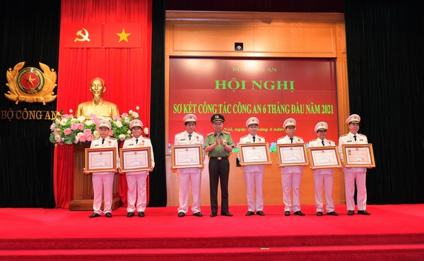 Đại tá Nguyễn Văn Thanh - Giám đốc Công an tỉnh Quảng Trị (đứng thứ 3 từ bên phải qua) nhận Huân chương Chiến công hạng Nhì