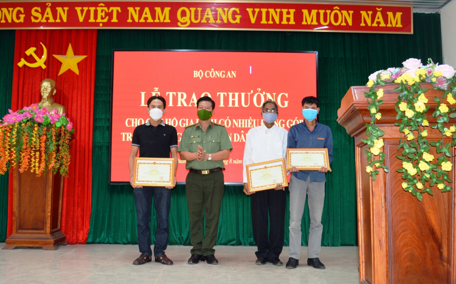 Thừa ủy quyền của Bộ trưởng Bộ Công an, Đại tá Lê Phương Nam, Phó Giám đốc Công an tỉnh trao bằng khen cho các hộ gia đình hiến đất