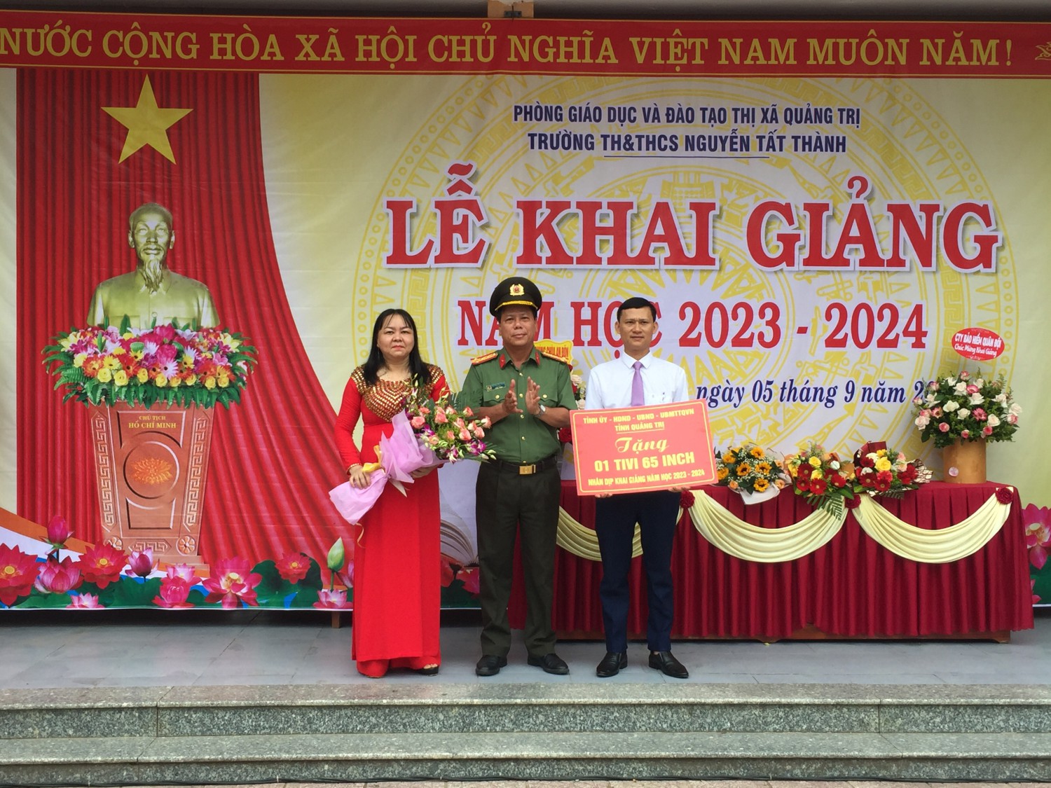 Đại tá Nguyễn Văn Thanh - UVBTVTU - Giám đốc Công an tỉnh tặng hoa và quà nhân dịp khai giảng năm học mới