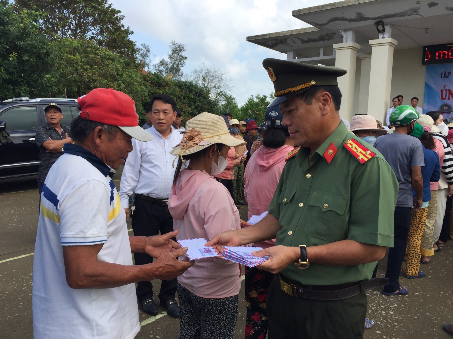 Đồng chí Đại tá Nguyễn Văn Thanh- Giám đốc Công an tỉnh Quảng Trị thăm, tặng quà cho người dân xã Hải Định bị ảnh hưởng mưa lũ.